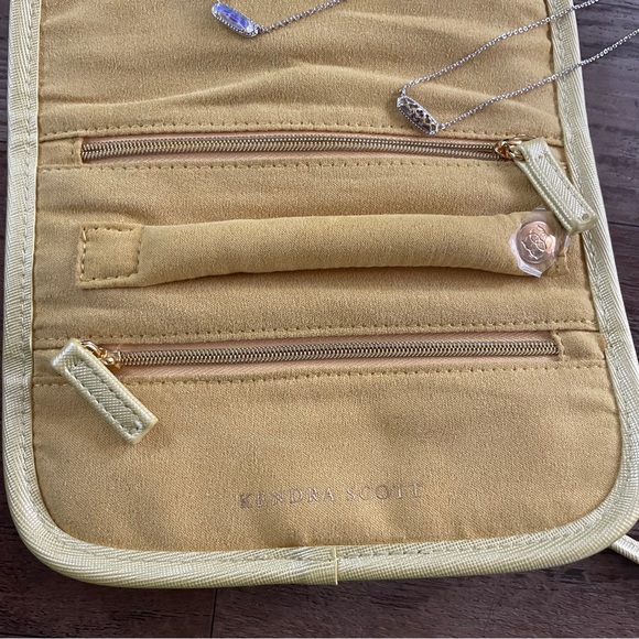 Kendra Scott travel jewelry case plus 2 necklaces - Picture 2 of 7